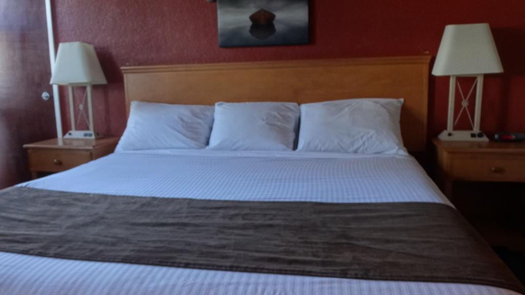 Grizz Hotel Revelstoke Zimmer foto