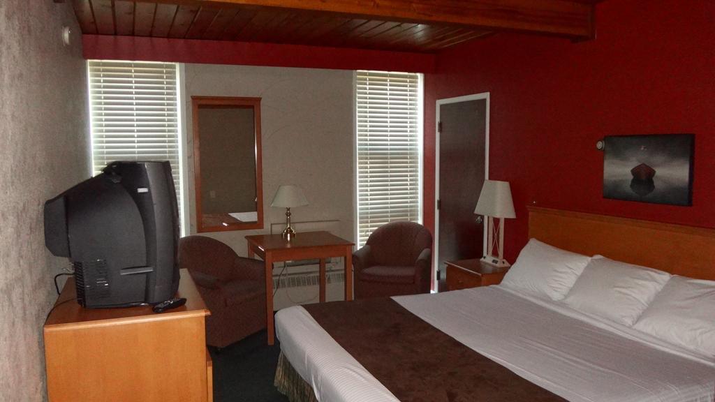 Grizz Hotel Revelstoke Zimmer foto