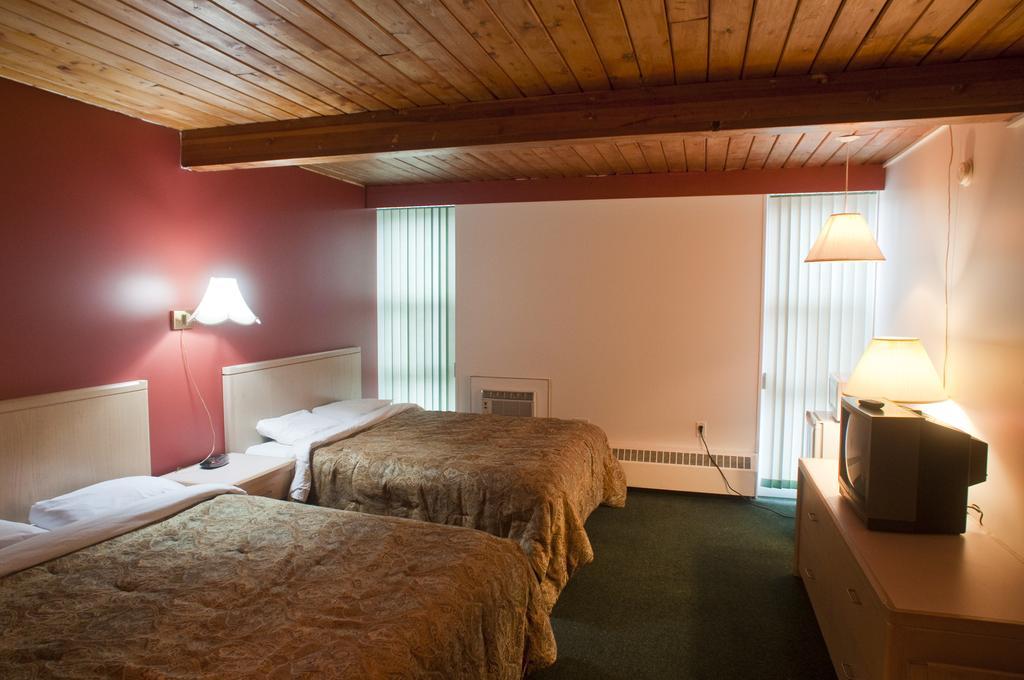 Grizz Hotel Revelstoke Zimmer foto