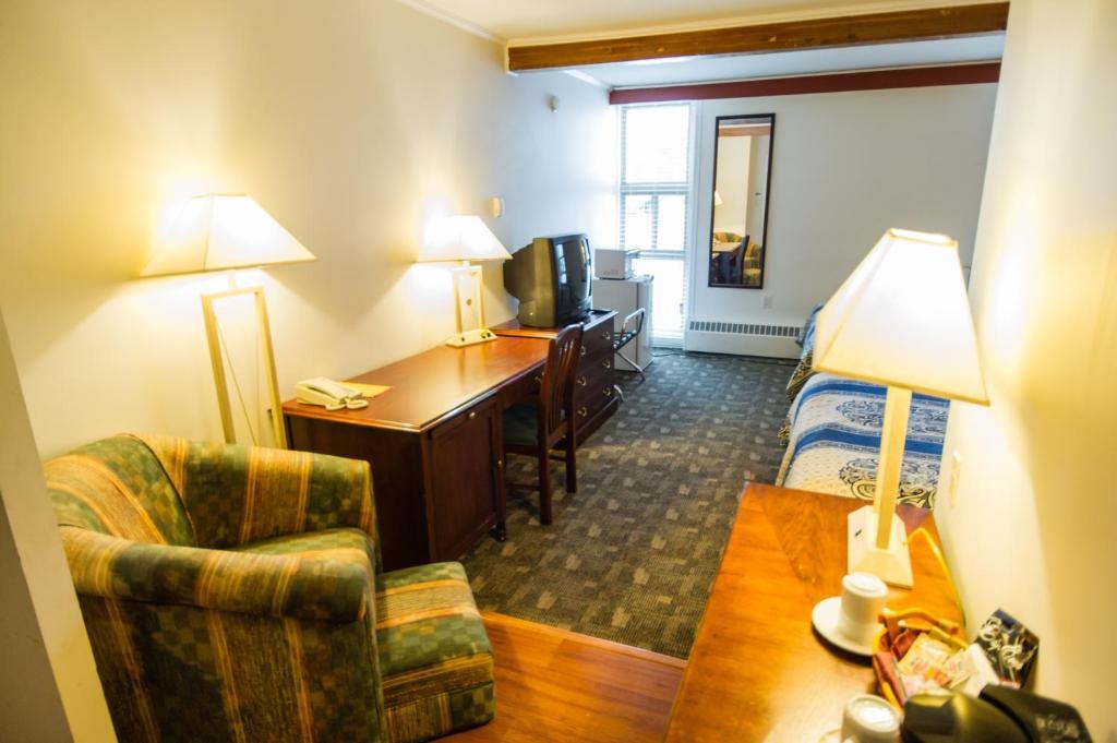 Grizz Hotel Revelstoke Zimmer foto